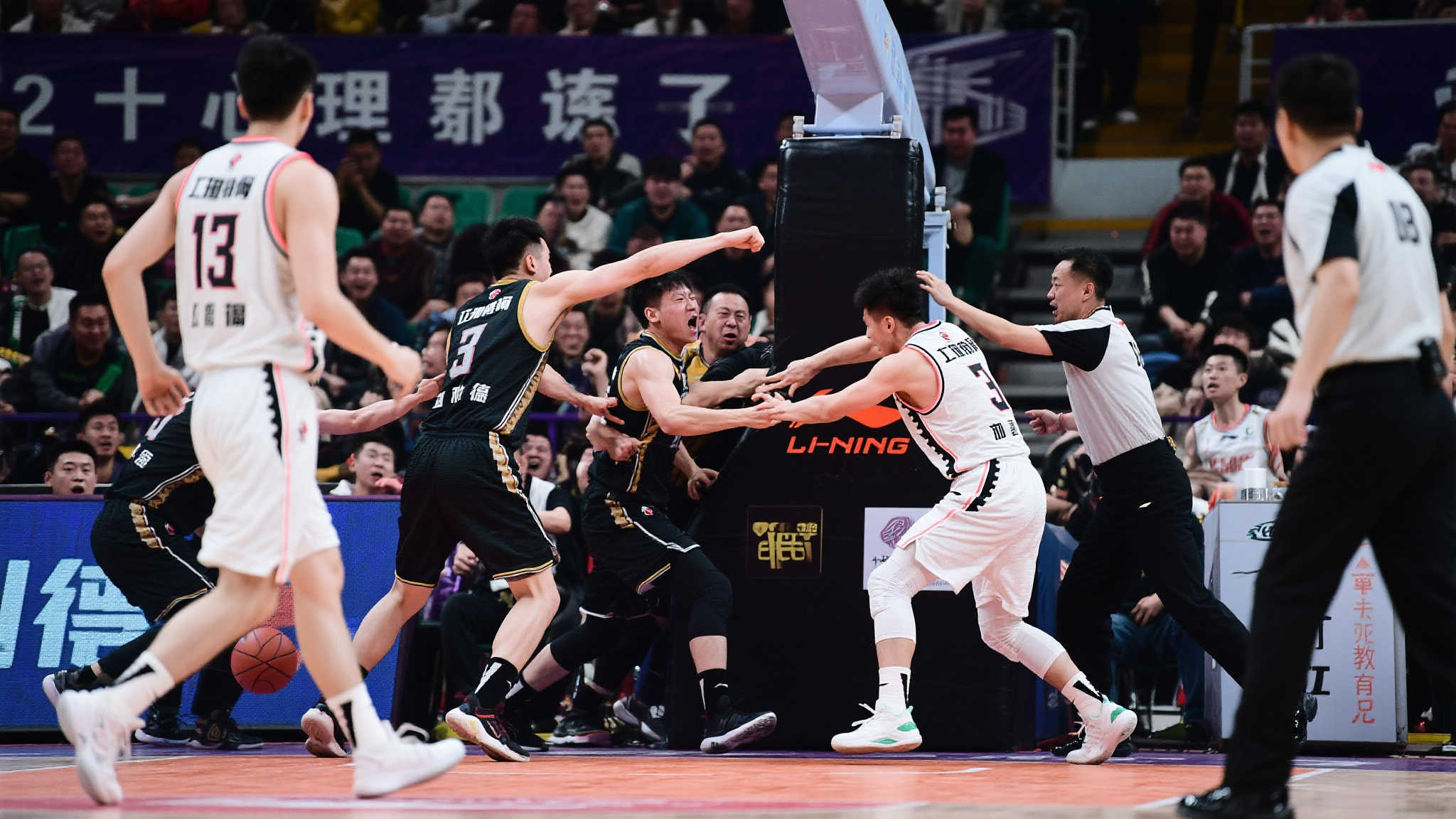 中国篮球赛再起风波：两队冲突升级，观众参与导致场面失控